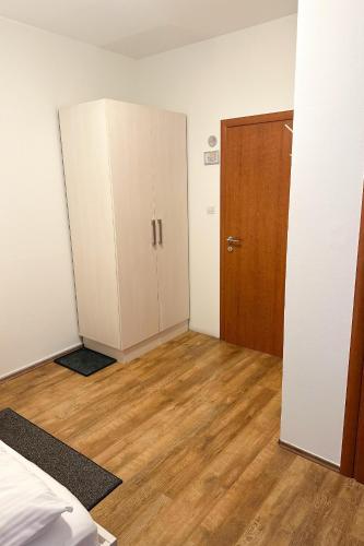 Single Room image 4