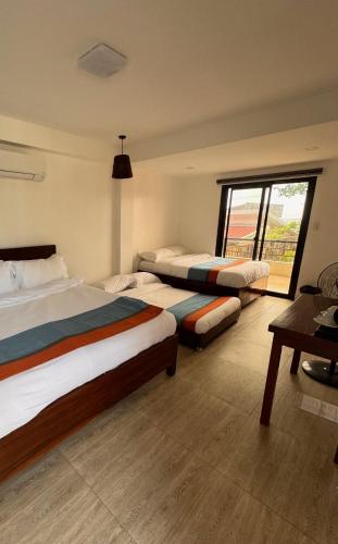 1 king bed, 2 double beds