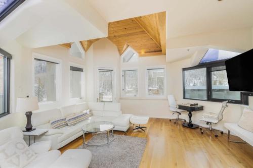 Pet-Friendly Penthouse with Shared Hot Tub