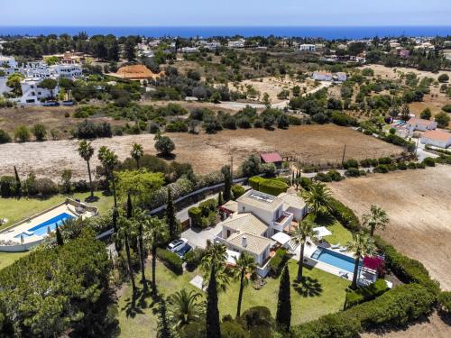 ทัศนียภาพภายนอกโรงแรม, Romantic 3-bedroom villa near Carvoeiro in ซาลิโกส