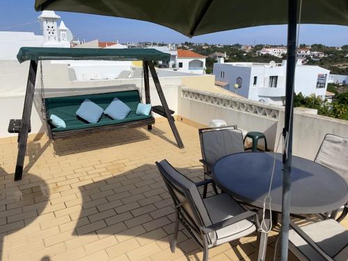 Létesítmények, Coastal holiday home with shared pool in Benagil