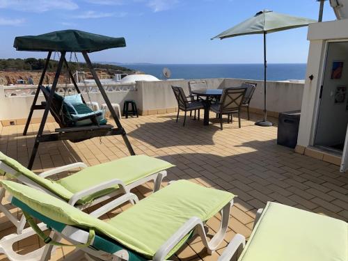 Létesítmények, Coastal holiday home with shared pool in Benagil