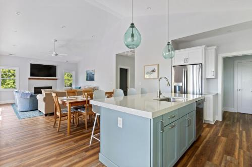 Assateague Holiday House 4BR luxury home with Assateague views and only 5 min drive to the island! in Bayside