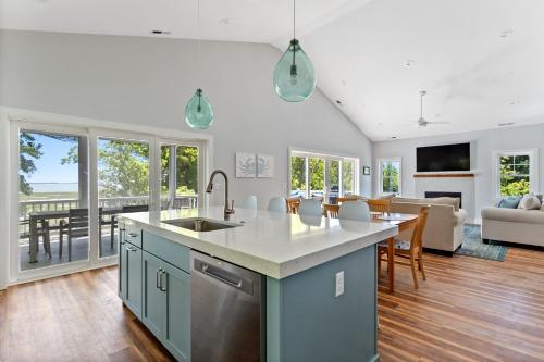 Assateague Holiday House 4BR luxury home with Assateague views and only 5 min drive to the island! in Bayside