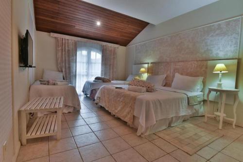 1 double bed, 2 twin beds