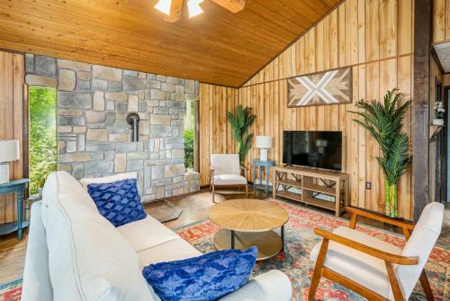 Modern Cabin w Mountain View Hot Tub & Fire Pit in Morton Grove, USA