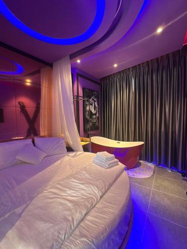 Couple Hotel 4