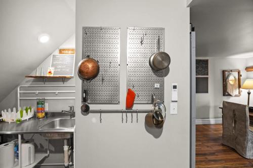 Cozy Top-Floor Retreat in the Heart of Louisville - image 4