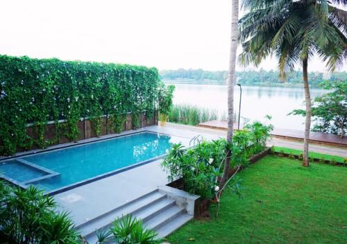 Studio with Lake View image 5