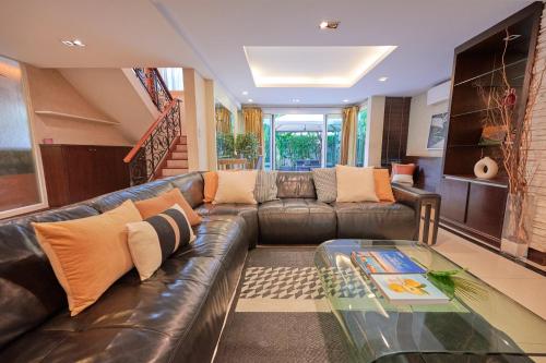 Spacious 2Floor Villa - big group - prime location - image 10