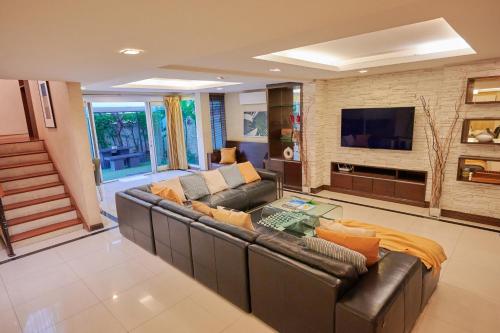 Spacious 2Floor Villa - big group - prime location - image 13