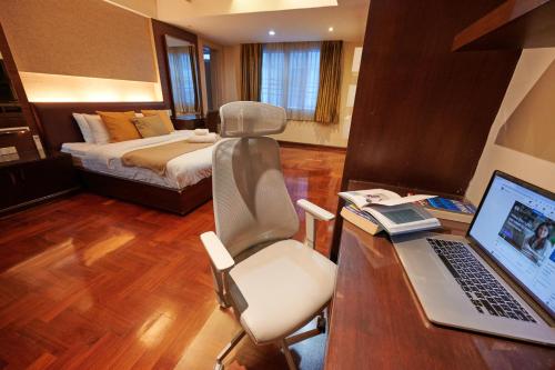 Low-Rise House for Groups Near BTS & EmDistrict For Spacious Cozy Stay, Бангкок (фото 9)