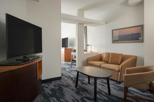 Queen Suite with Sofa Bed and Adapted Tub - Mobility and Hearing Accessible