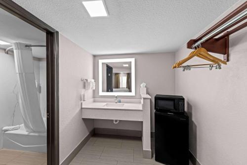 Days Inn by Wyndham Gainesville - image 21