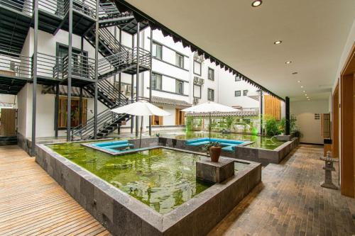 Градина, Gongxili-Yinjian Hotel in Кунминг