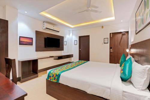 Deluxe Room room in Treebo Aishwarya Grand - 4 Km From Promenade Beach