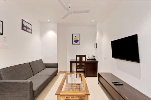 Premium Family Room image 2