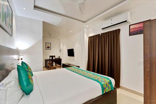 Premium Family Room image 3