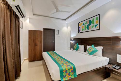 Premium Family Room image 5