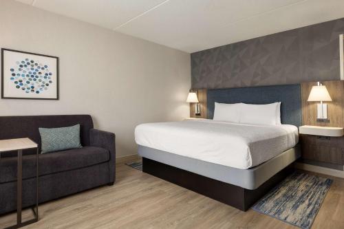 Hampton Inn by Hilton Napanee Room Type - King Room - Disability Access/Non-Smoking