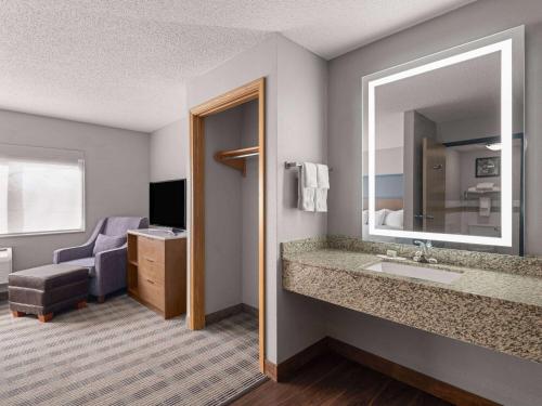 AmericInn by Wyndham Shakopee Near Canterbury Park - image 7
