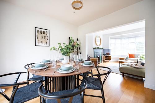 4 Bed Sheffield House with Parking leisure or contractor in ฟุลวูด