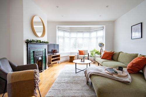 4 Bed Sheffield House with Parking leisure or contractor in ฟุลวูด