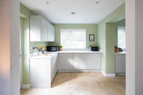 4 Bed Sheffield House with Parking leisure or contractor in ฟุลวูด