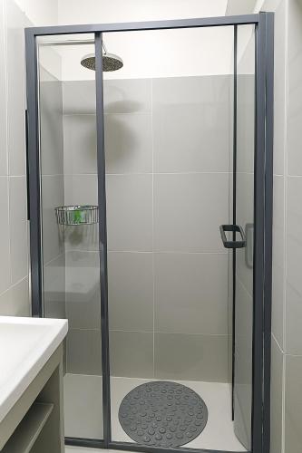 Azania Homes Residence -opposite Movenpick hotel Room Type - Deluxe Double Room with Balcony Azania Homes Residence -opposite Movenpick hotel Room Type - Deluxe Double Room with Balcony