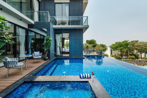 SaffronStays Panorama - 8BR Lonavala villa, infinity pool, heated jacuzzi, karaoke bar, theater & rooftop sunset deck, Lonavla