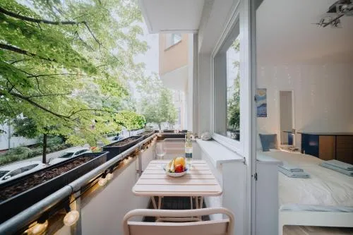 Lovely Apartment with Balcony - Cozy , Near KaDeWe & Kurfürstendamm in Berlin, Deutschland