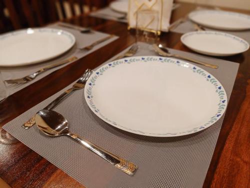 Food and beverages, The Humming Bird A Stay Chapter in Pudumund