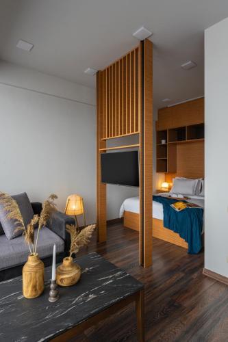 1 queen bed, 1 sofa bed