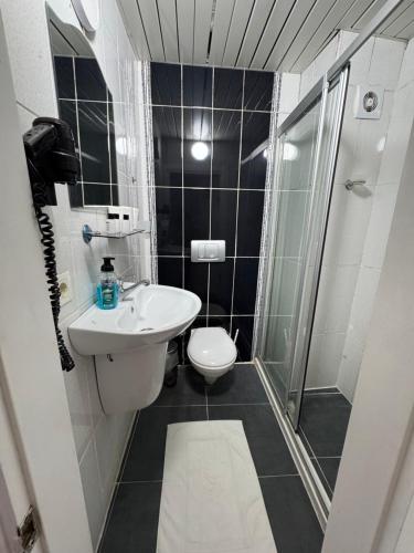 Standard Double or Twin Room image 10