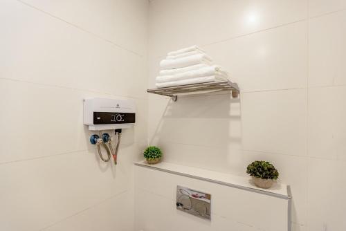 One-Bedroom Apartment image 6