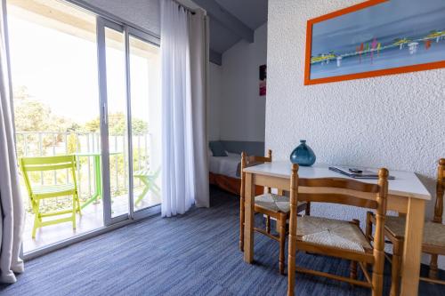 Logis Hôtel de la Plage – St. Pierre d'Oleron, PA