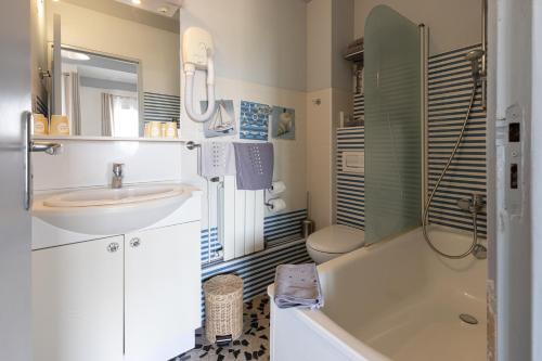 Logis Hôtel de la Plage – St. Pierre d'Oleron, PA