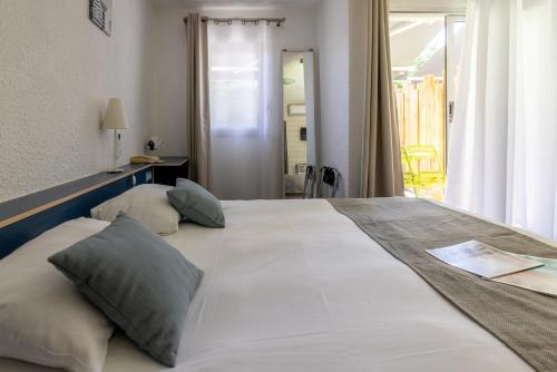 Logis Hôtel de la Plage – St. Pierre d'Oleron, PA