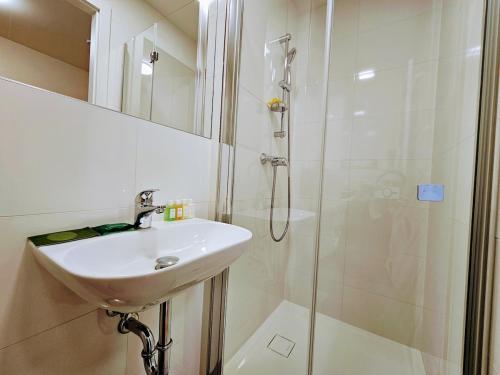 LIVE-INN PRAGUE COZY SUITE FOR 1-4 GUESTS, 20 Mins to center, Lift, Gym, Reception, Parking, Roof Terrace, Game & Party