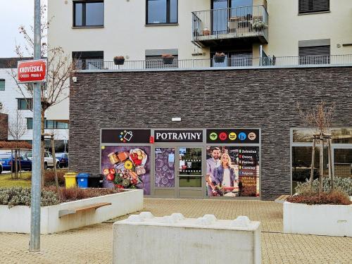 LIVE-INN PRAGUE COZY SUITE FOR 1-4 GUESTS, 20 Mins to center, Lift, Gym, Reception, Parking, Roof Terrace, Game & Party