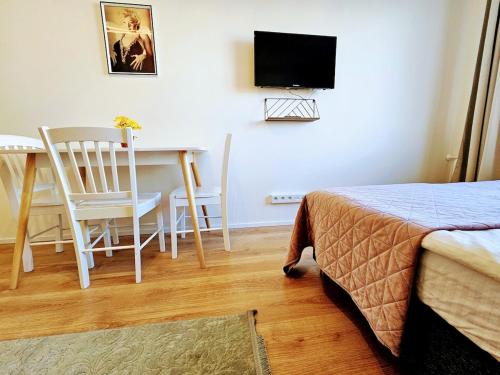 LIVE-INN PRAGUE COZY SUITE FOR 1-4 GUESTS, 20 Mins to center, Lift, Gym, Reception, Parking, Roof Terrace, Game & Party