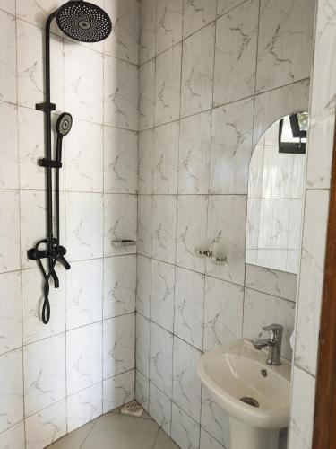 douche, Mountain Inn Resort in Jinja