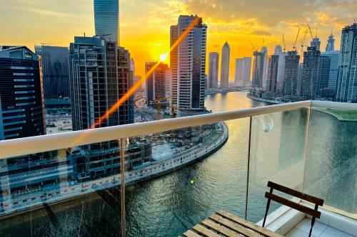 Vserve Stylish Suite 1 BR with Burj Khalifa and Canal view, Dubaj