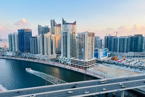 Stylish Suite 1 BR with Burj Khalifa | Canal view - image 13