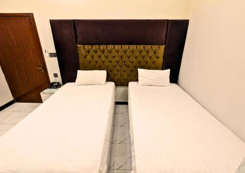 2 twin beds