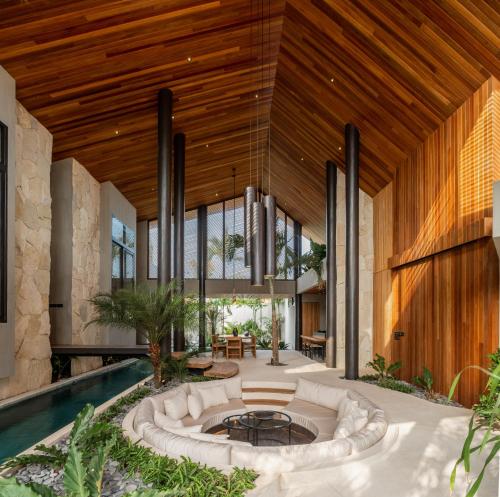 House of Winds Complex - Luxury 6BR Tropical Retreat - 2x3BR Villas near Canggu