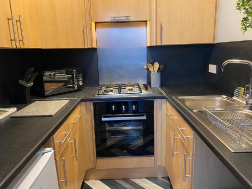 مطبخ, Pendle House - Apt 4 - 3 min walk to beach & Shops! in كلوين باى