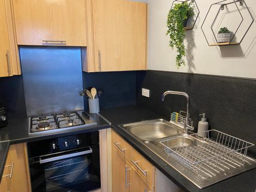 مطبخ, Pendle House - Apt 4 - 3 min walk to beach & Shops! in كلوين باى