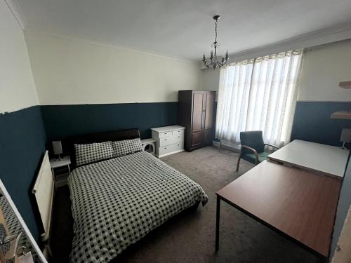 Double Room - Town & University nearby, 24h Bus, Airport-linked, Manchester