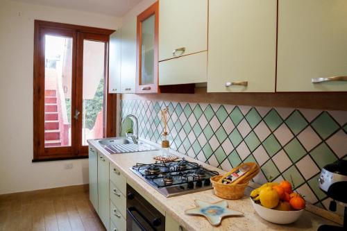 virtuve, Josto Panoramic- Seaview Terrace - wifi - bbq in Cuglieri